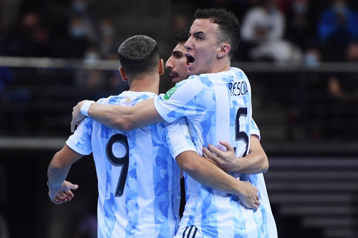 Argentina en la victoria de las semifinales ante Brasil; ahora, quiere coronarse en el Mundial de futsal en Lituania