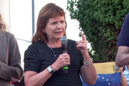 "Argentina está dispuesta a acompañar esta transición", afirmó Bullrich en el Obelisco