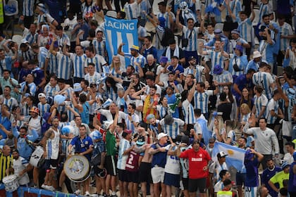 La alegría de los hinchas argentinos después de la eliminación de Brasil ante Croacia