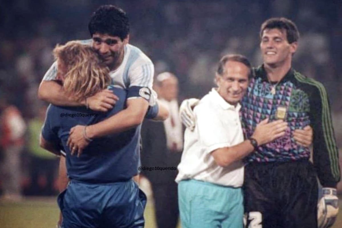 ¡Argentina finalista! La selección ya derrotó a Italia y Maradona se abraza con el profe Signorini, mientras el héroe de la noche, Goycochea, es saludado por Roberto Mariani
