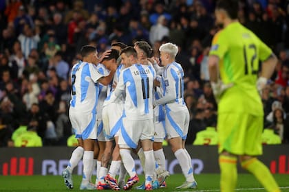 Argentina golea a Chile en el Monumental