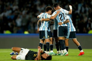 Con varios debutantes y algunos pasajes de buen juego, la selección venció a Bolivia en el primer partido post Mundial