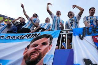 Argentina inicia la defensa de su título mundial y sus hinchas están más enfebrecidos que nunca