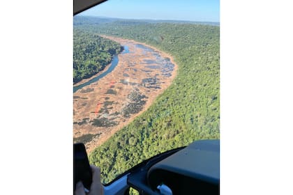 La Argentina (izq) y Brasil (der) divididos por el río Uruguay que se puede pasar casi caminando por la bajante. Foto tomada hacia fin de mayo