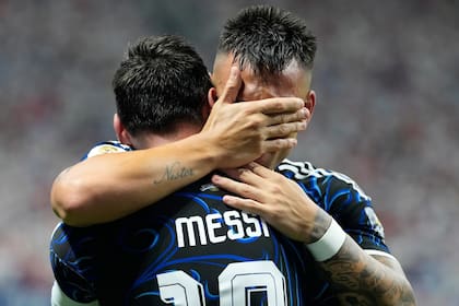 Argentina le ganó 2 a 1 a Inglaterra con goles de Enzo Fernández y Lautaro Martínez (AP Photo/Rebecca Blackwell)
