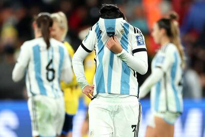 La tristeza de las futbolistas argentinas luego de la derrota ante Suecia, que marcó la eliminación del Mundial