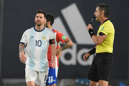 Una postal de la noche: Messi, más cerca del árbitro que del protagonismo. Las polémicas marcaron el pulso del empate entre Argentina y Paraguay en la Bombonera.
