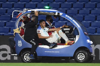 Exequiel Palacios es retirado de la cancha de Boca con una fractura lumbar; para los árbitros de VAR, Ángel Romero sólo se protegió de un choque.