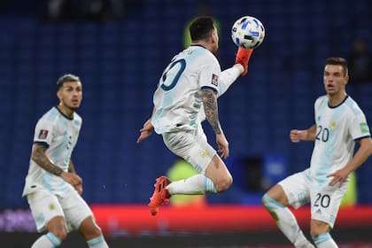 Argentina-Paraguay: Lionel Messi realiza un gran control de pelota, pero el 10 se superpuso con el resto de los mediocampistas argentinos; en este caso, con Paredes y Lo Celso, que ingresó por Palacios
