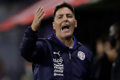 Eduardo Berizzo, entrenador argentino de Paraguay, se lamenta luego de una jugada; Toto rescató la producción de sus diriigidos.