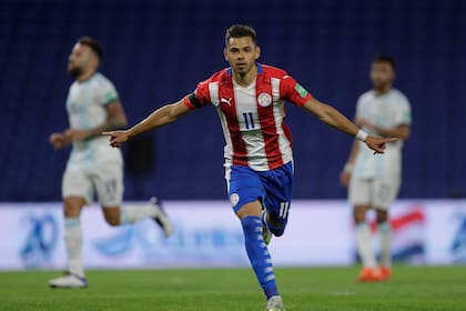Ángel Romero celebra su gol.