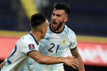 Nicolás González festeja con Lautaro Martínez su gol frente a Paraguay, por las eliminatorias sudamericanas.