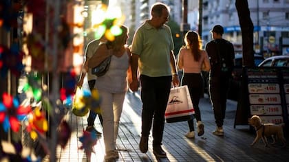 Argentina pasó de tener los salarios más bajos de la región a estar por encima de la media regional