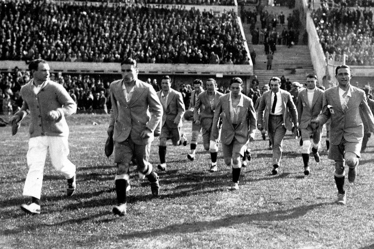 Argentina sale a la cancha en el Mundial inaugural.