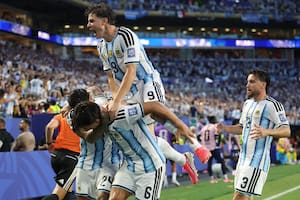 Argentina casi pierde la corona en un partido increíble, pero salió adelante con mucho sufrimiento