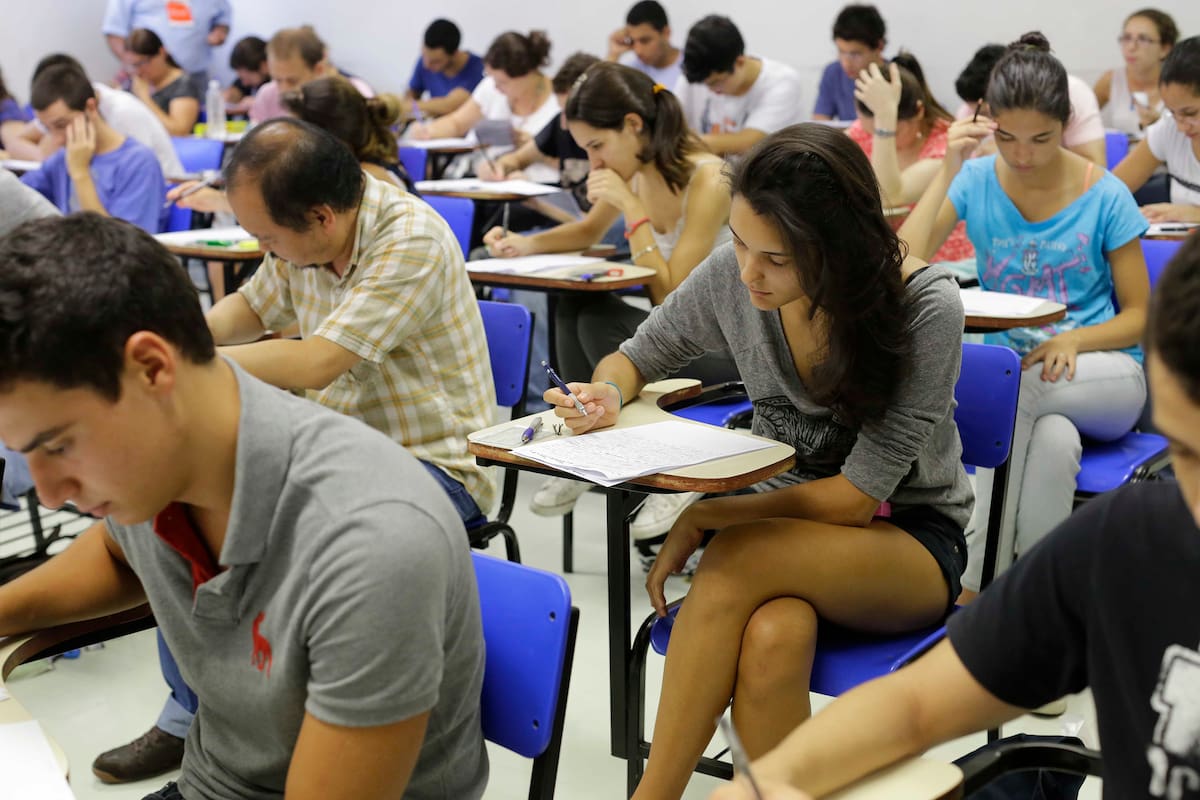 Argentina supera a Chile y Brasil en matrícula universitaria, pero no logra traducir ese acceso en egresos