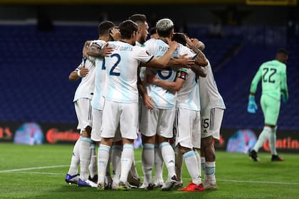 Argentina, un racimo en el festejo del gol de Messi.