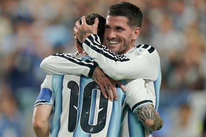 Argentina vs Argelia en el estadio Arrowhead de Kansas City
Rodrigo De Paul y Lionel Messi