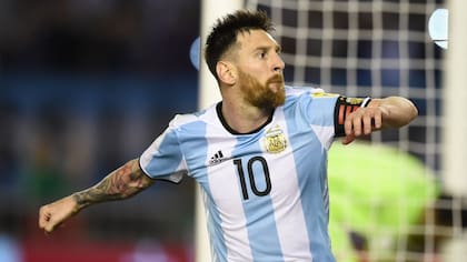 Messi celebra su gol de penal a Chile, en 2017