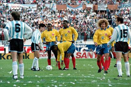 Una fecha bisagra: 5 de septiembre de 1993, la goleada 5-0 de Colombia que mandó a la selección al diván y a un repechaje contra Australia; desde 1957 y hasta esa tarde, la Argentina no había perdido por las eliminatorias, y desde entonces, ya cayó otras tres veces