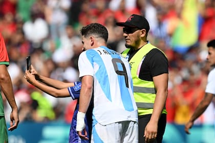 Julián Álvarez se sacó una selfie con un niño que entró a la cancha