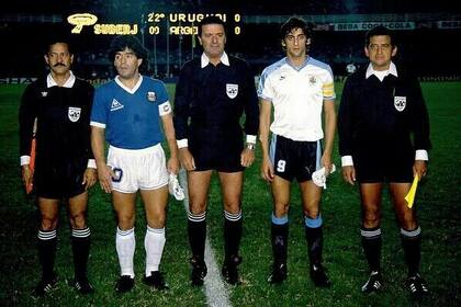 Argentina vs. Uruguay - Copa América 1989; una gran foto con Diego Maradona y Enzo Francescoli como capitanes en la previa del encuentro