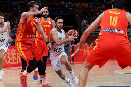 Facundo Campazzo, rodeado por los españoles