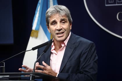El ministro de economía, Luis Caputo, brinda una conferencia de prensa