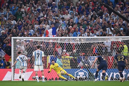 El delantero argentino Lionel Messi anota el primer gol de su equipo superando al portero francés Hugo Lloris durante el partido de fútbol final de la Copa Mundial Qatar 2022 entre Argentina y Francia en el Estadio Lusail