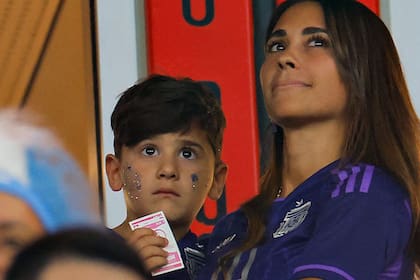 Antonela Roccuzzo, y su hijo Ciro esperan en la tribuna el inicio del partido de fútbol del Grupo C de la Copa Mundial de Qatar 2022 entre Polonia y Argentina en el Estadio 974. Foto: AFP