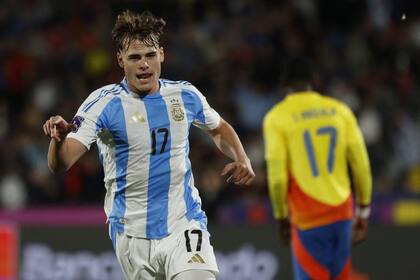 Argentina's forward #17 Mateo Silvetti celebrates scoring his team's first goal during the 2025 FIFA U-20 World Cup semi-final football match between Argentina and Colombia at the National Stadium in Santiago on October 15, 2025. (Photo by Raul BRAVO / AFP)