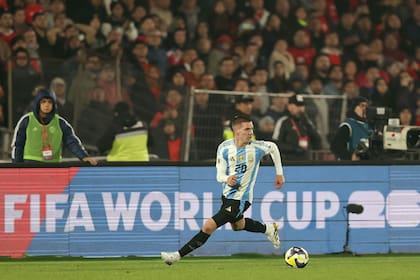 Argentina's forward #20 Franco Mastantuono controls the ball during the 2026 FIFA World Cup South American qualifiers football match between Chile and Argentina at the Nacional Julio Martínez Pradanos stadium in Santiago, on June 5, 2025. (Photo by Javier TORRES / AFP)