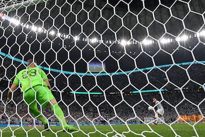 Argentina's forward #22 Lautaro Martinez scores the winning penalty past Argentina's goalkeeper #23 Emiliano Martinez during a penalty shootout at the end of the Qatar 2022 World Cup quarter-final football match between The Netherlands and Argentina at Lusail Stadium, north of Doha on December 9, 2022. (Photo by Alberto PIZZOLI / AFP)