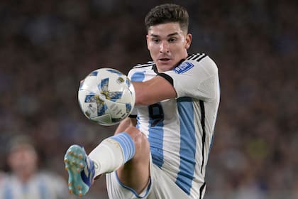 Argentina's forward Julian Alvarez stretches for the ball during the 2026 FIFA World Cup South American qualification football match between Argentina and Paraguay at the Mas Monumental stadium in Buenos Aires, on October 12, 2023. (Photo by JUAN MABROMATA / AFP)�