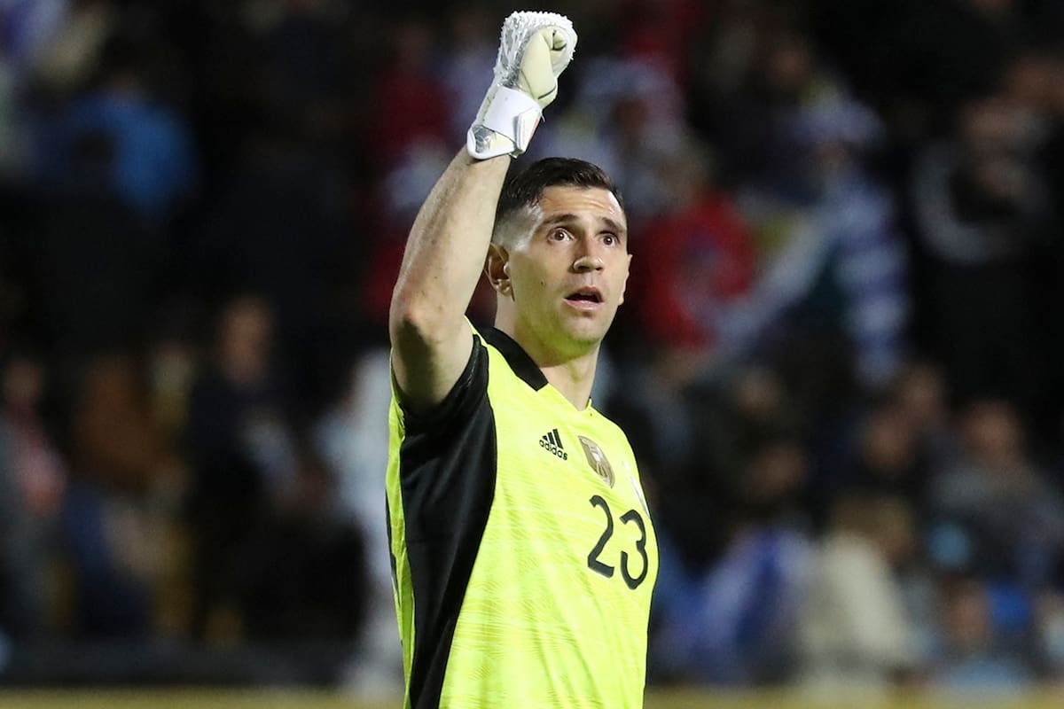Argentina's goalkeeper Emiliano Martinez celebrates after defeating Uruguay 1-0 in their South American qualification football match for the FIFA World Cup Qatar 2022, at the Campeon del Siglo stadium in Montevideo on November 12, 2021. (Photo by Raul MARTINEZ / POOL / AFP)