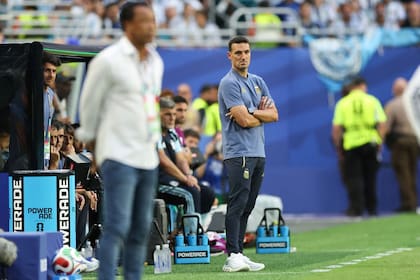 Argentina's head coach Lionel Scaloni gestures during the 2026 World Cup round of 32 football match between Argentina and Cape Verde at the Miami Stadium in Miami Gardens on July 3, 2026. (Photo by PATRICIA DE MELO MOREIRA / AFP)