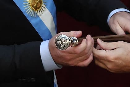 El bastón presidencial de Milei incluye, en el diseño, a sus cinco perros