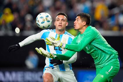 Argentina's Lautaro Martinez, left, and El Salvador's Mario Gonzalez chase a shot during the second half of a friendly soccer match, Friday, March 22, 2024, in Philadelphia. (AP Photo/Matt Slocum)