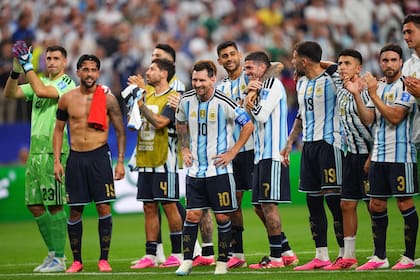 Argentina's Lionel Messi, center, smiles at the end of the World Cup Group J soccer match between Argentina and Austria in Arlington, Texas, near Dallas, Monday, June 22, 2026. (AP Photo/Julio Cortez)