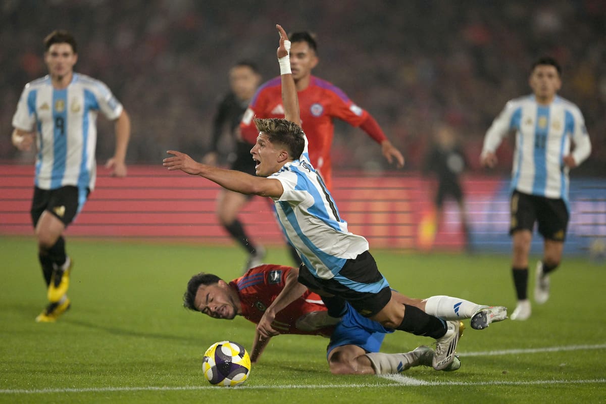 Argentina's midfielder #17 Giuliano Simeone (R) and Chile's defender #17 Gabriel Suazo fight for the ball during the 2026 FIFA World Cup South American qualifiers football match between Chile and Argentina at the Nacional Julio Martínez Pradanos stadium in Santiago, on June 5, 2025. (Photo by Rodrigo ARANGUA / AFP)