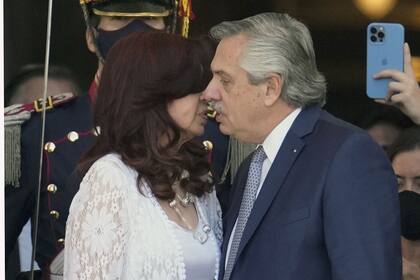 Cristina Kirchner y Alberto Fernández se saludan en la Asamblea Legislativa, el 1° de marzo