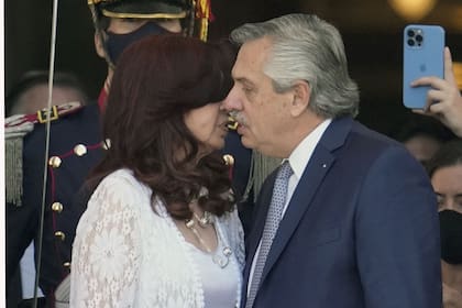 Cristina y Alberto se saludan en la Asamblea Legislativa, el 1° de marzo