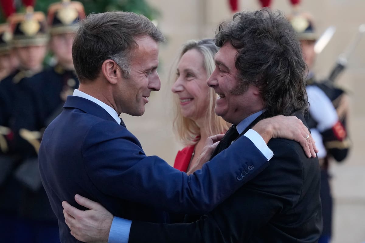 Argentina's President Javier Milei, right, is welcomed by French President Emmanuel Macron before a meeting at the Elysee Palace in Paris, Thursday, Oct. 1, 2026. (AP Photo/Christophe Ena)