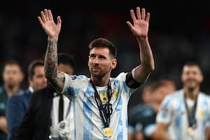 Argentina's striker Lionel Messi waves to supporters as Argentina's players celebrate on the pitch after their victory in the 'Finalissima' International friendly football match between Italy and Argentina at Wembley Stadium in London on June 1, 2022. - The Azzurri face the South American continental champions in the inaugural Finalissima at Wembley. (Photo by Glyn KIRK / AFP)