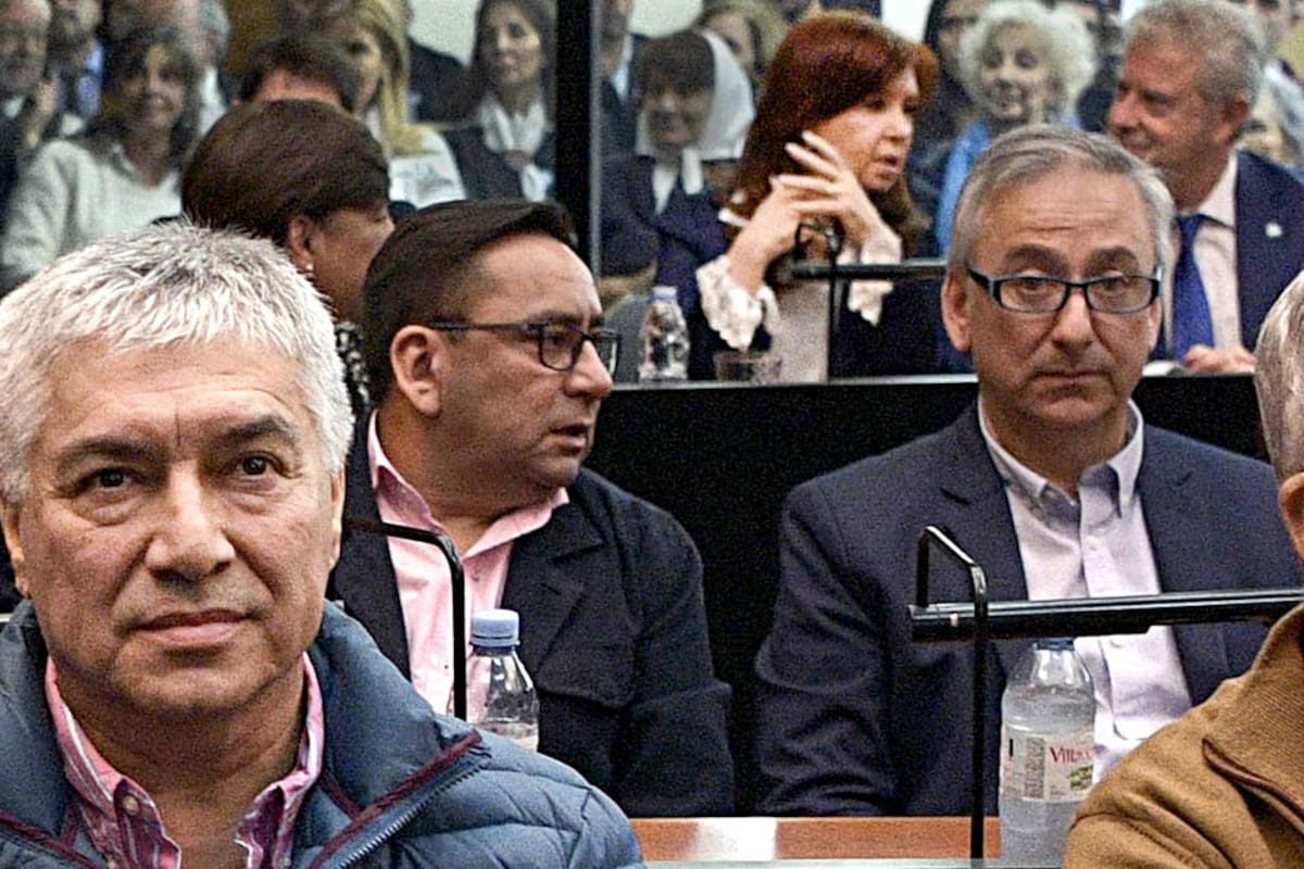 Argentine businessman Lazaro Baez (L), former Planning Minister Julio De Vido (R) and former Argentine President and current Senator Cristina Fernandez de Kirchner (C back) attend the first trial against her for alleged corruption offences at the Comodoro Py courtroom in Buenos Aires, on May 21, 2019. - Fernandez de Kirchner is accused of having favoured companies owned by businessman Lazaro Baez in Santa Cruz province during her presidency from 2007-15 and that of her late husband Nestor from 2003-07. (Photo by JUAN MABROMATA / AFP