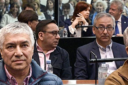 Argentine businessman Lazaro Baez (L), former Planning Minister Julio De Vido (R) and former Argentine President and current Senator Cristina Fernandez de Kirchner (C back) attend the first trial against her for alleged corruption offences at the Comodoro Py courtroom in Buenos Aires, on May 21, 2019. - Fernandez de Kirchner is accused of having favoured companies owned by businessman Lazaro Baez in Santa Cruz province during her presidency from 2007-15 and that of her late husband Nestor from 2003-07. (Photo by JUAN MABROMATA / AFP