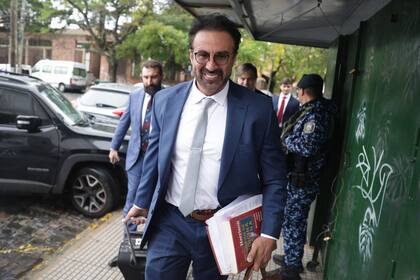 Argentine football legend Diego Maradona's former doctor Leopoldo Luque arrives at a courthouse to testify during a hearing in the trial over Maradona's death in San Isidro, on the outskirts of Buenos Aires, on April 16, 2026. Diego Maradona's personal physician, facing a second trial over the 2020 death of the football legend, told a court on March 16 that he was innocent of the charges against him. (Photo by AFP)