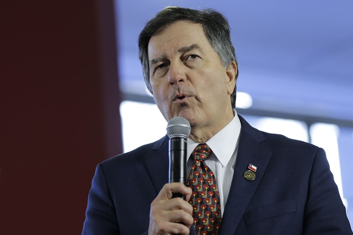 Argentine Foreign Minister Jorge Faurie, left, and Chiles Minister of Foreign Affairs Roberto Ampuero give a press conference regarding Venezuela at the G20 foreign ministers meeting in Buenos Aires, Argentina, Monday, May 21, 2018. (AP Photo/Natacha Pisarenko)
