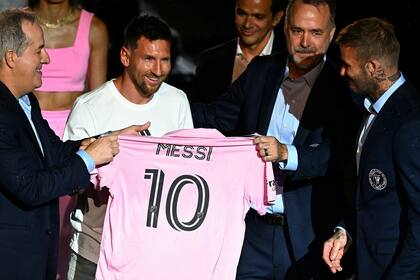 Argentine soccer star Lionel Messi (2nd L) is presented by (from R) owners of Inter Miami CF David Beckham, Jose R. Mas and Jorge Mas as the newest player for Major League Soccer's Inter Miami CF, at DRV PNK Stadium in Fort Lauderdale, Florida, on July 16, 2023. (Photo by CHANDAN KHANNA / AFP)