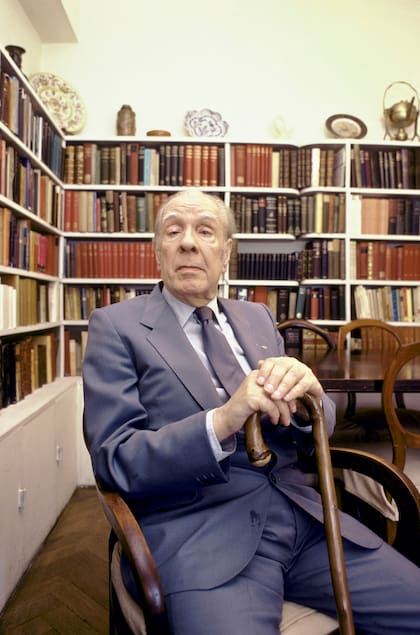 Jorge Luis Borges en su departamento de la calle Maipú, en 1983